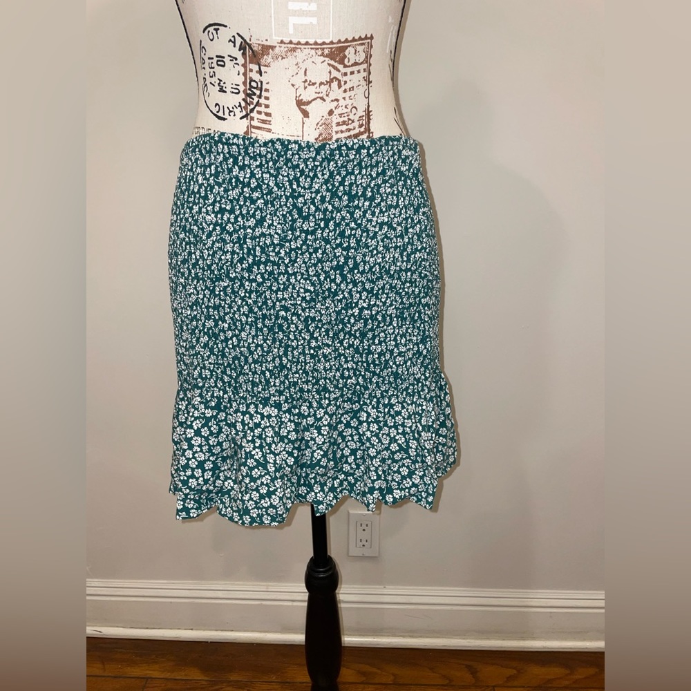 H&M green and white flower mini skirt